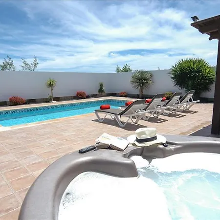 In Playa Blanca Sleeps 4 Includes Swimming Pool Air Con And Wifi 2 빌라 플라야블랑카
